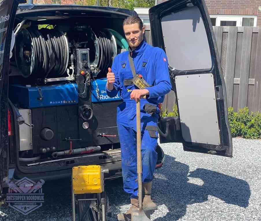 Een tevreden monteur met opgestoken duim na een geslaagde klus, slim ingrijpen bespaart kosten bij een verstopte wc in Noordwijk