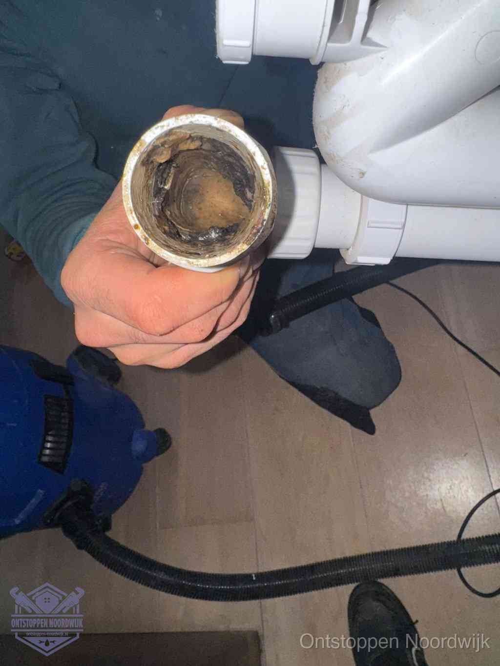 Een losgekoppeld afvoerbuisstuk dat van binnen volledig is dichtgeslibd, het gevolg van een verstopping te lang laten zitten in Noordwijk