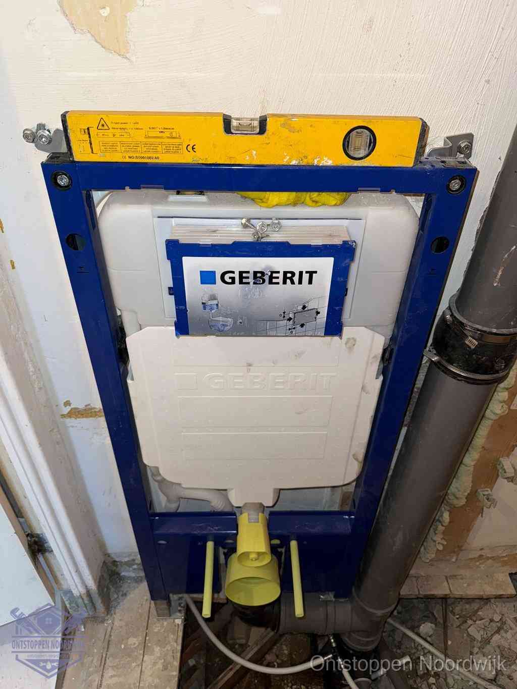 Een Geberit inbouwreservoir met frame voor een hangtoilet tegen de wand, met de afvoerbocht naar de vloer, kenmerkend voor een verstopt hangtoilet in Noordwijk