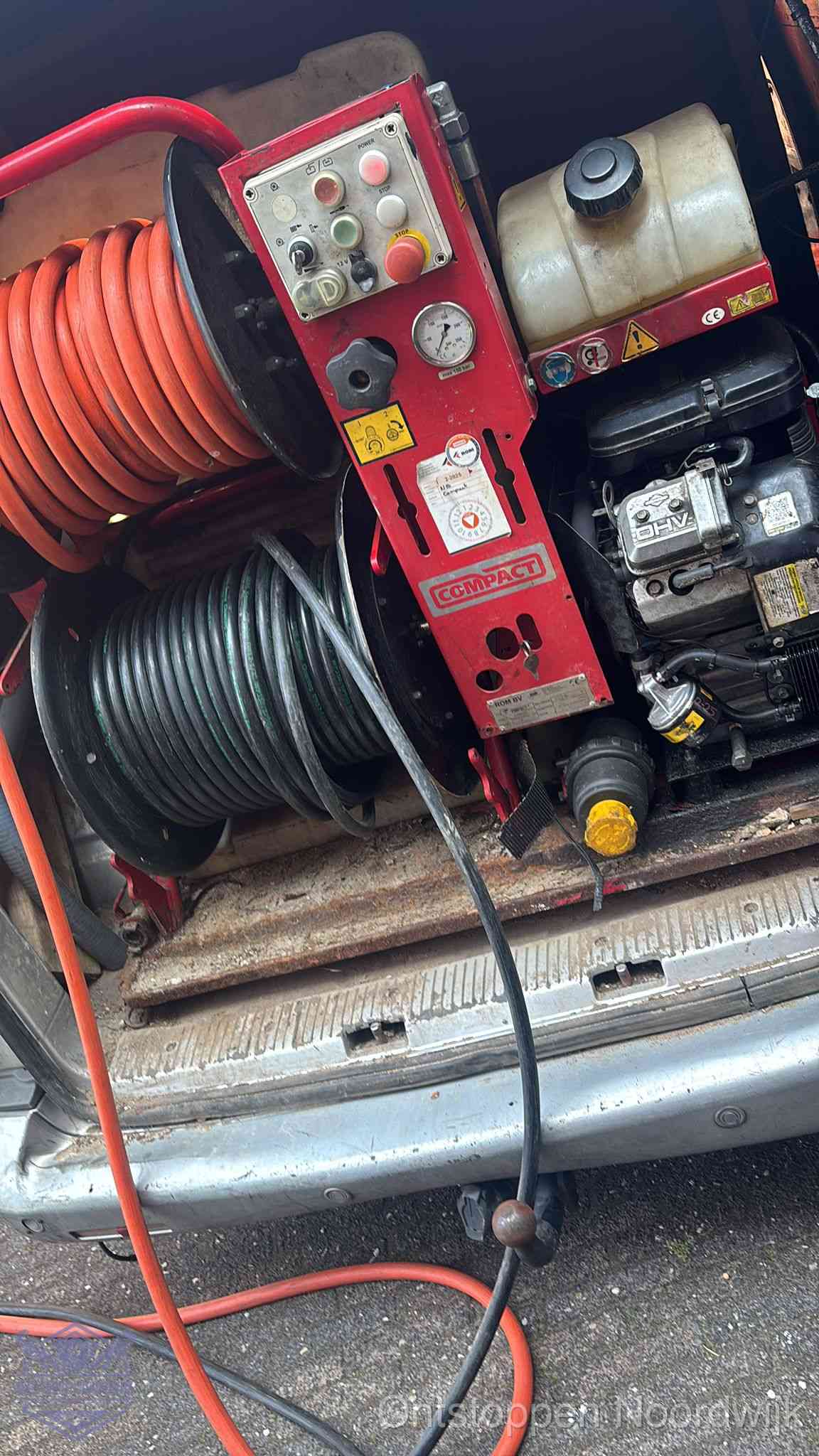 Een rood hogedruk-rioolreinigingstoestel met slangen in de laadbak van de bedrijfsbus, apparatuur voor een hardnekkige wc-verstopping in Noordwijk