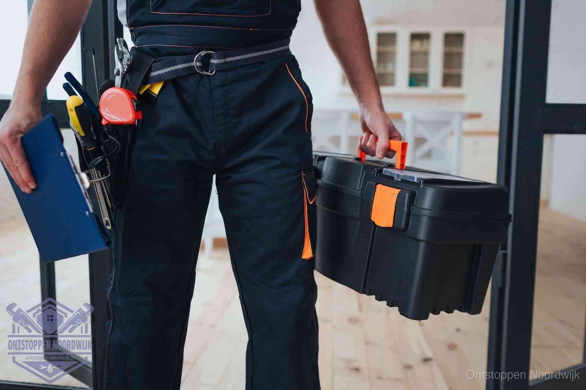 Een monteur met gereedschapsriem en klembord, klaar om een transparante prijs voor het wc ontstoppen in Noordwijk te geven