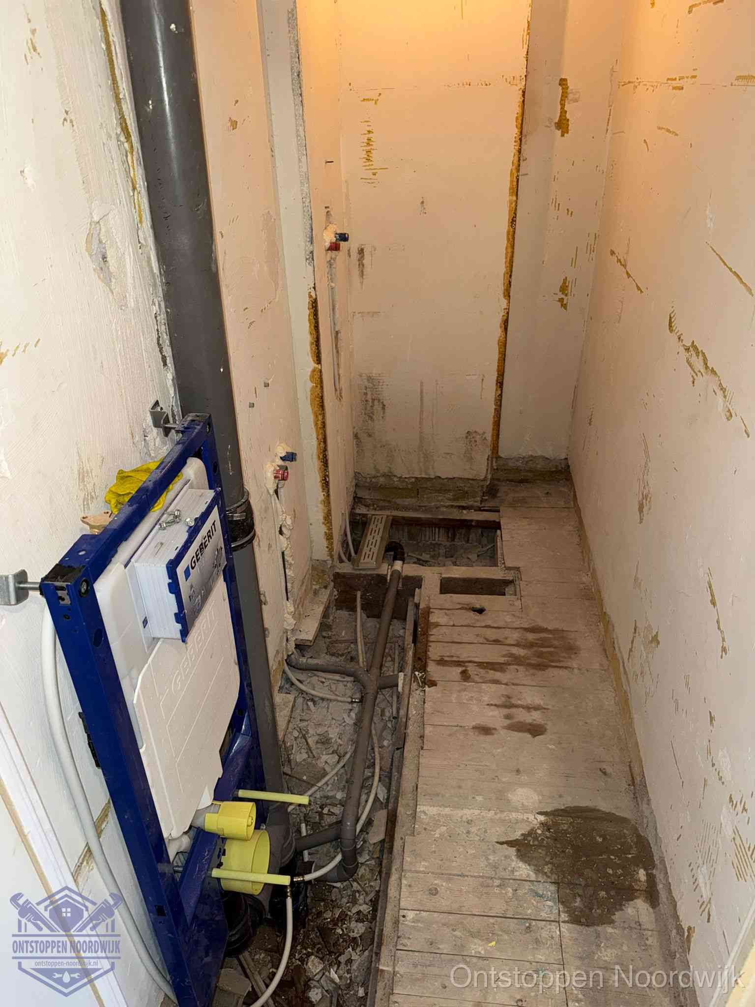 Een opgebroken toiletruimte tijdens renovatie met een Geberit inbouwreservoir en blootliggende oude afvoerleidingen, typisch voor oudere woningen in Noordwijk